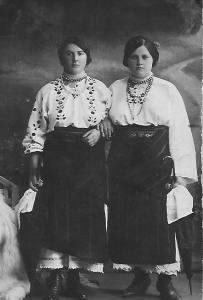 two women, postcard Czernowitz Hauptstrasse 16, Atelier Riveria